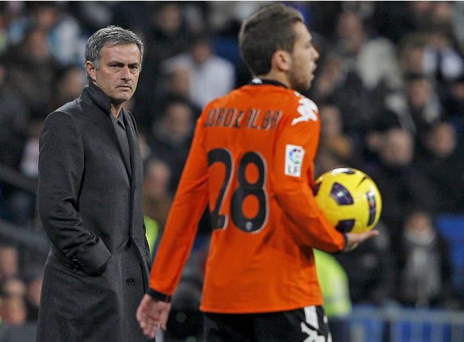 El entrenador portugués del Real Madrid, José Mourinho tras el centrocampista del Valencia Jordi Alba