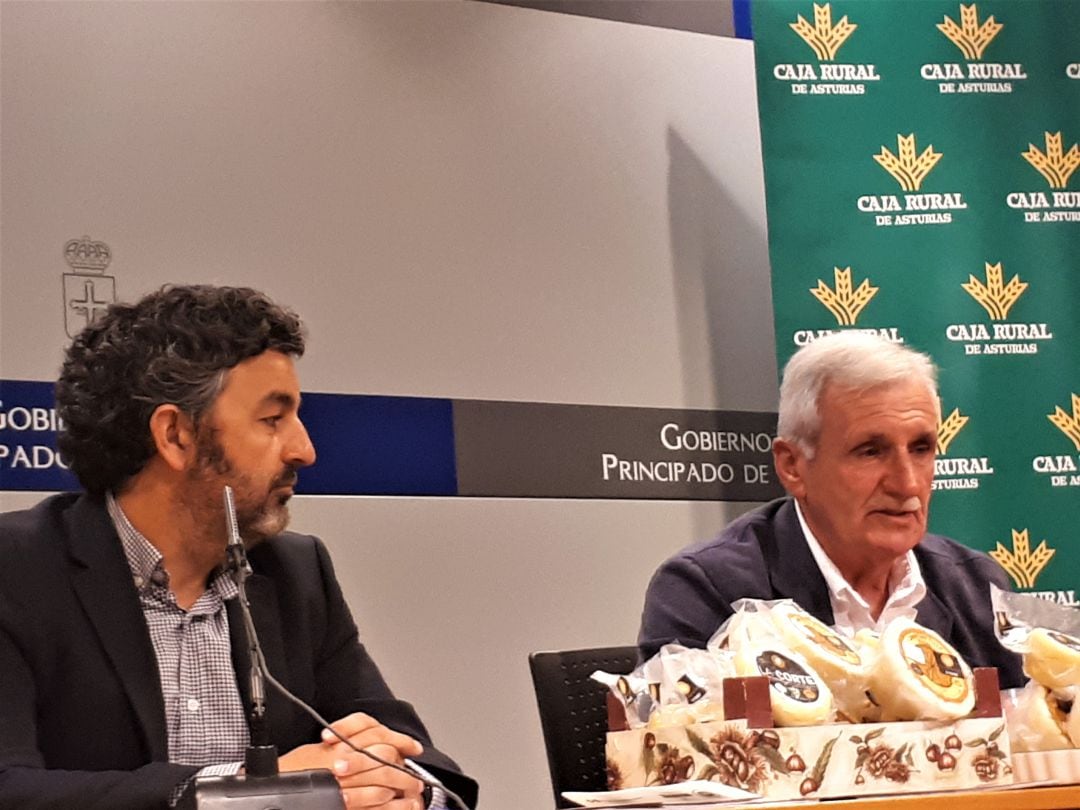 El consejero de Desarrollo Rural, Alejandro Calvo, y el alcalde de Caso, Miguel Fernández, presentaron el XXXI Certamen de Queso Casín