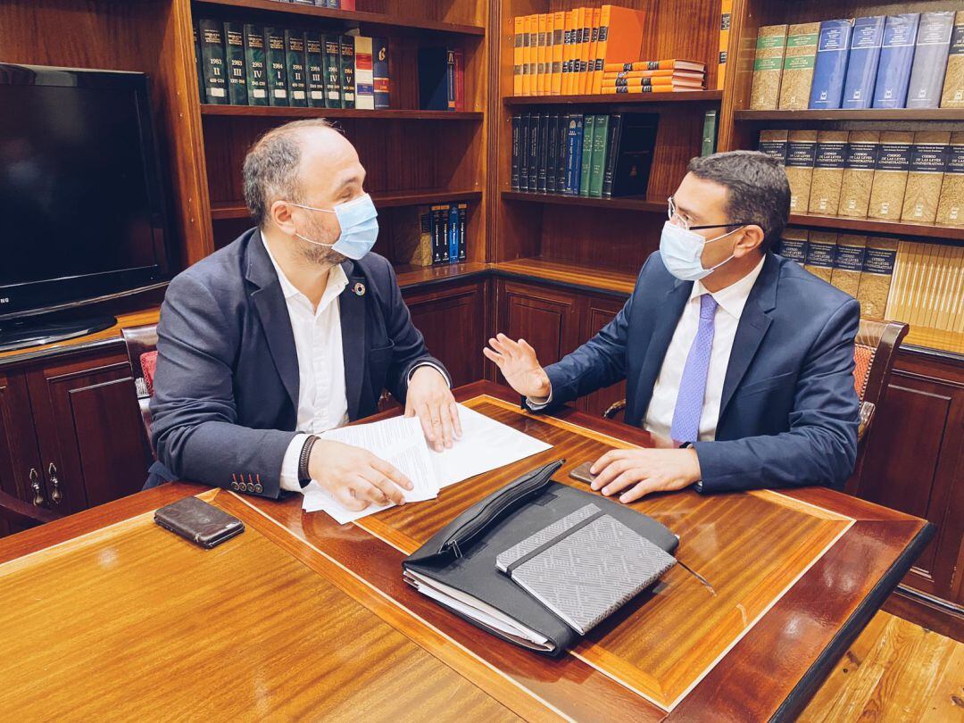 El alcalde de Teguise, Oswaldo Betancort, con el consejero de Transición Ecológica del Gobierno de Canarias, José Antonio Valbuena.