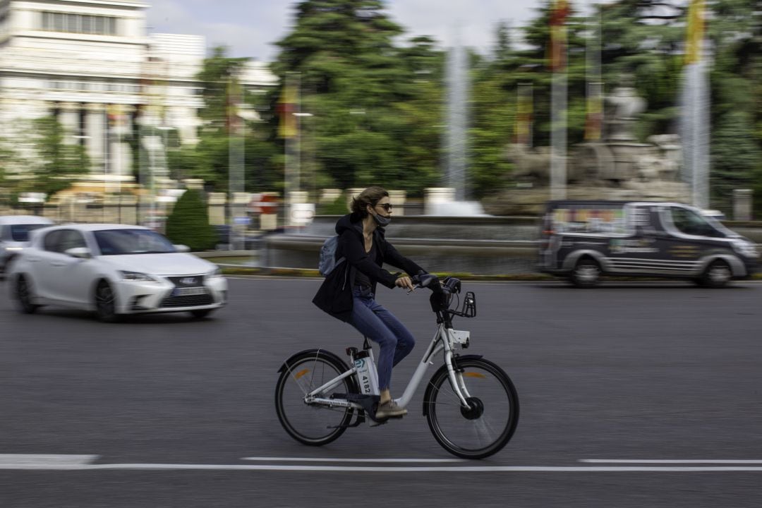 Una mujer monta en bicicleta por el centro de Madrid. Archivo. 