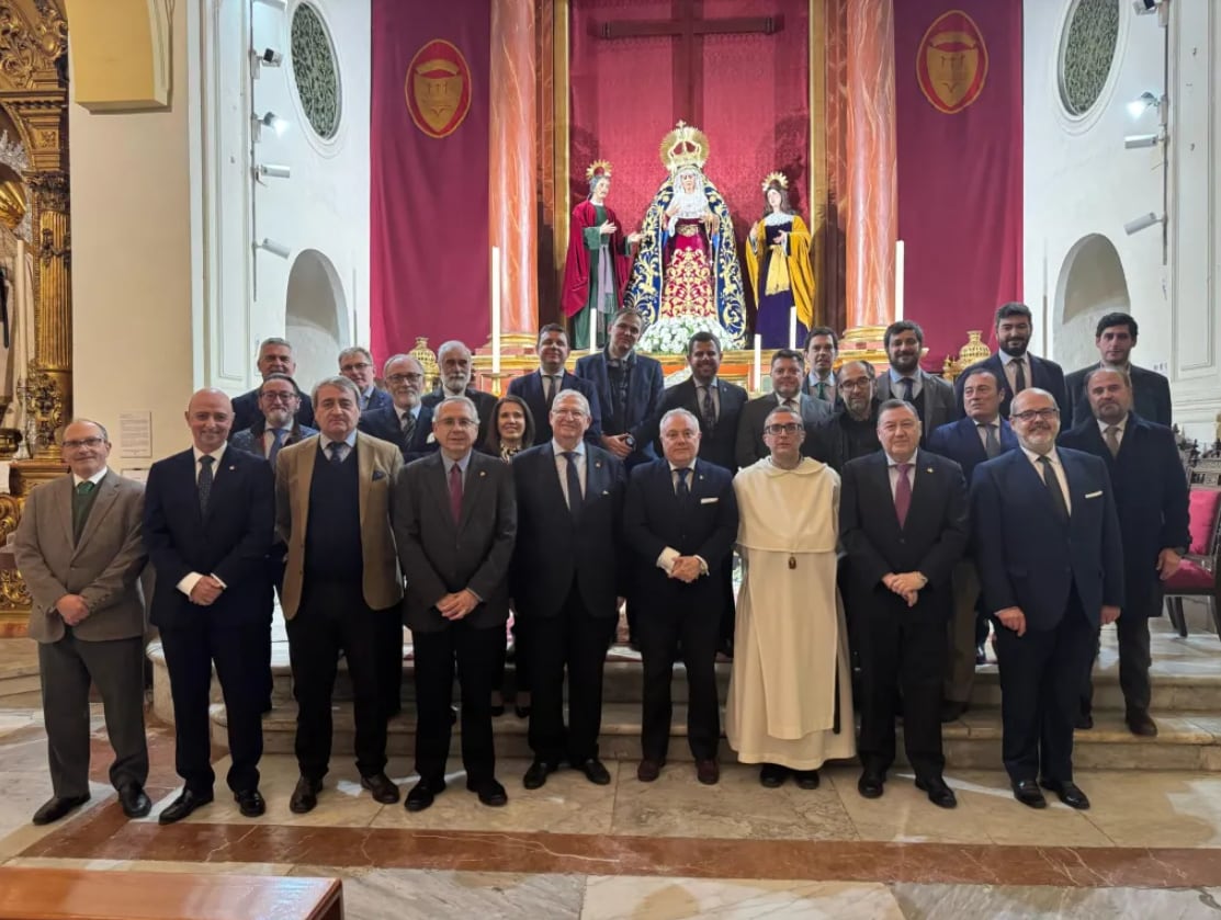 Miembros del Consejo de Cofradías y de la Hermandad del Santo Entierro posan en la Iglesia de San Gregorio