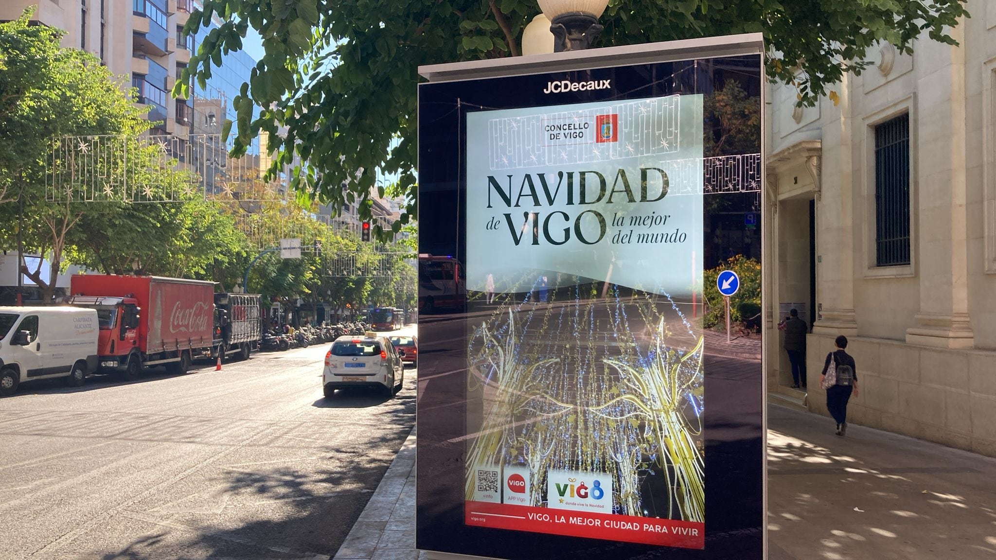 &quot;Navidad de Vigo. La mejor del mundo&quot;, se publicita en la Rambla de Alicante