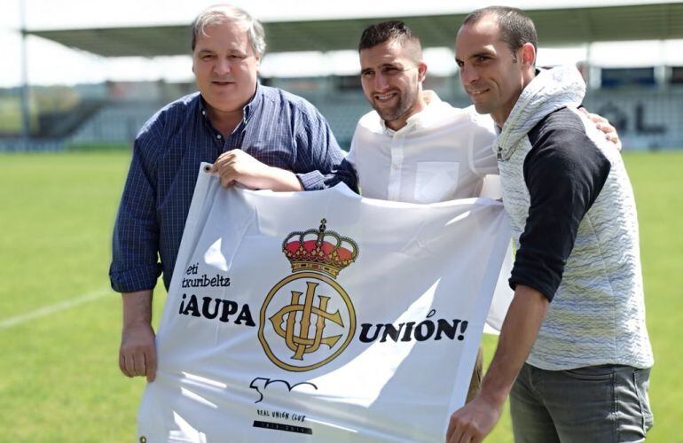 Juán Domínguez posa con Ricardo Garcia (Presidente del Real Unión) y Eneko Romo (director deportivo)