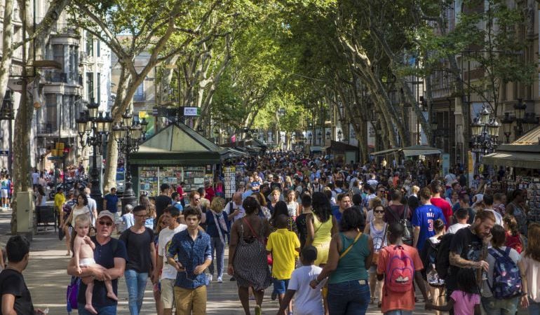 La Rambla de Barcelona, plena de gom a gom.