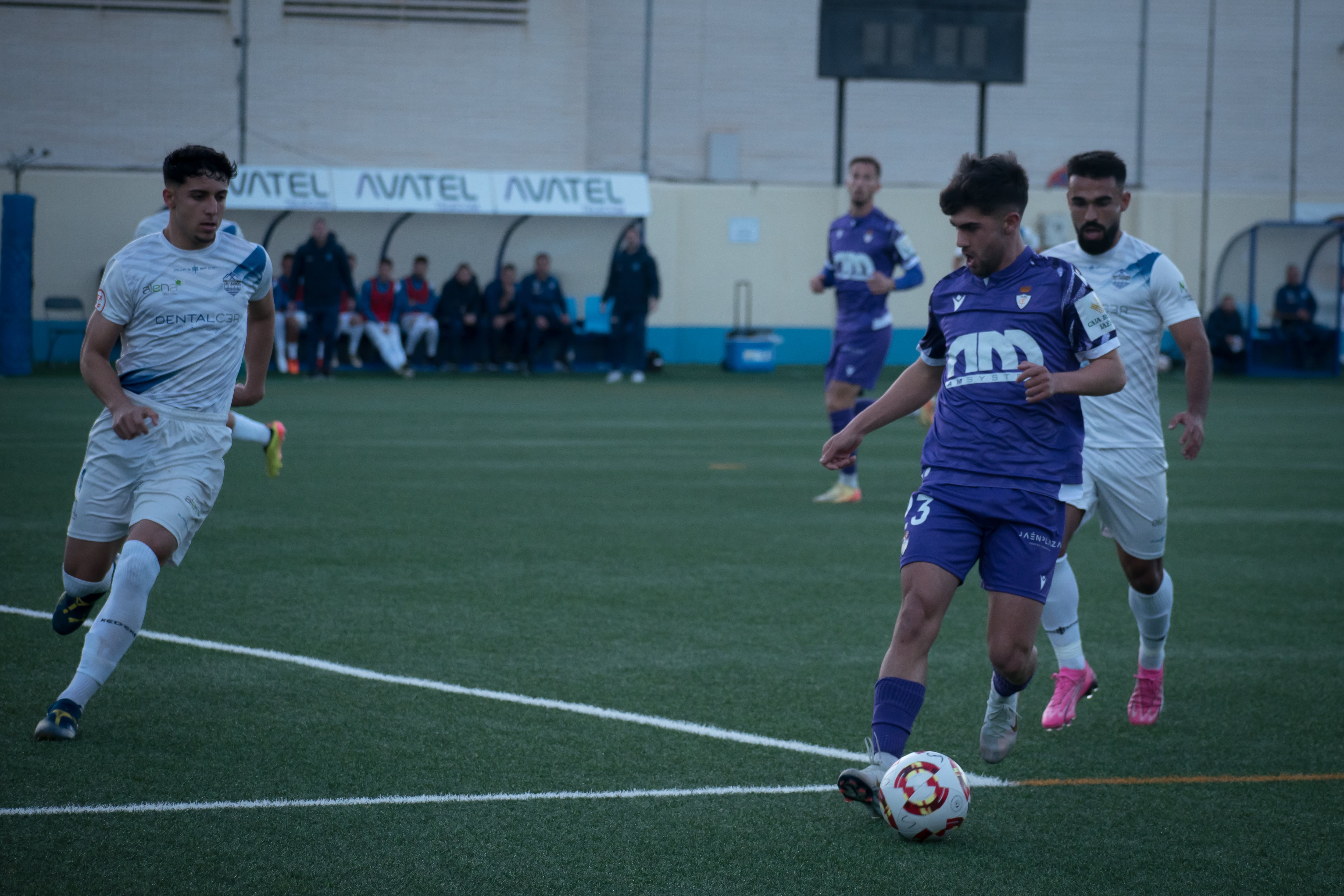 El futbolista del Real Jaén Curro avanza con el balón en el partido ante el Mijas Las Lagunas.