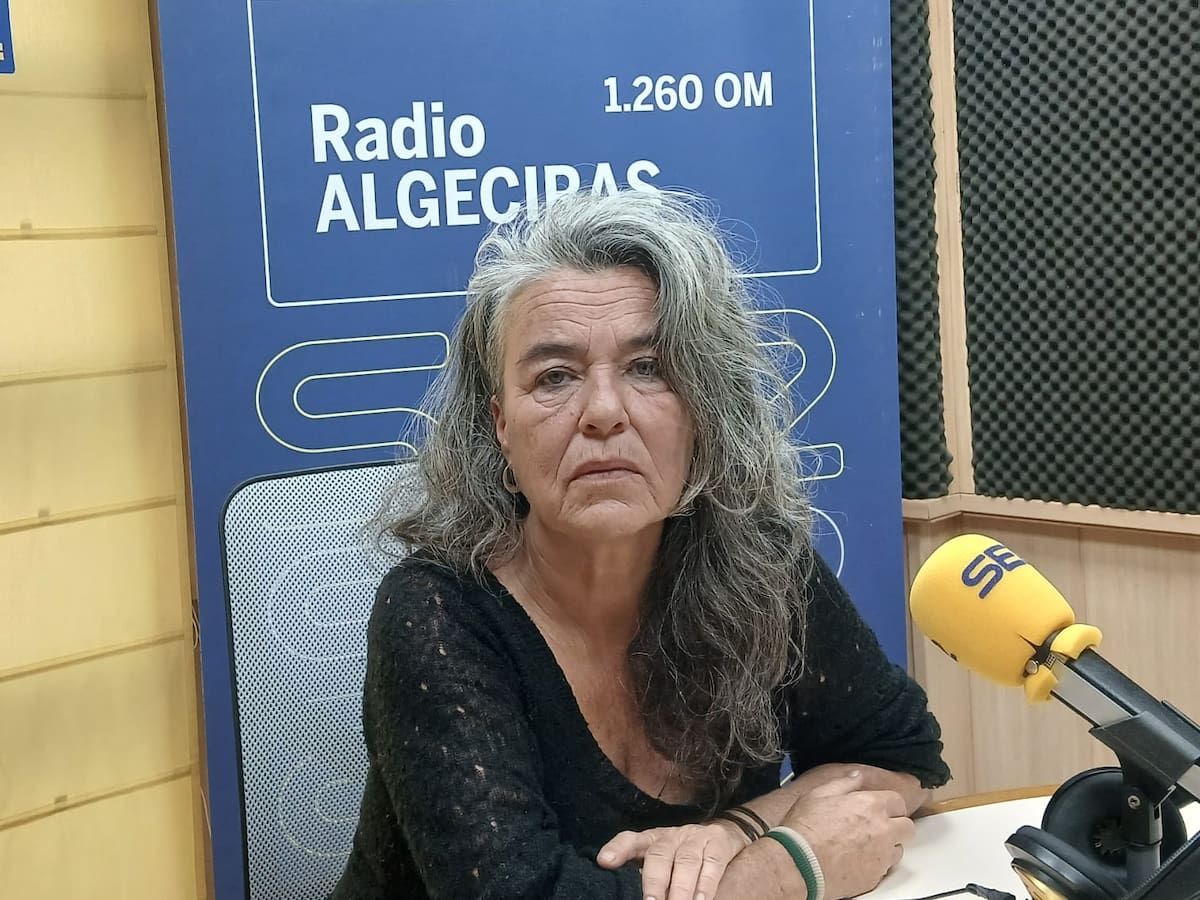 Una vecina de la barriada de Pelayo continúa fuera de su vivienda más de un mes después del desprendimiento de tierra que afectó a su casa tras los temporales