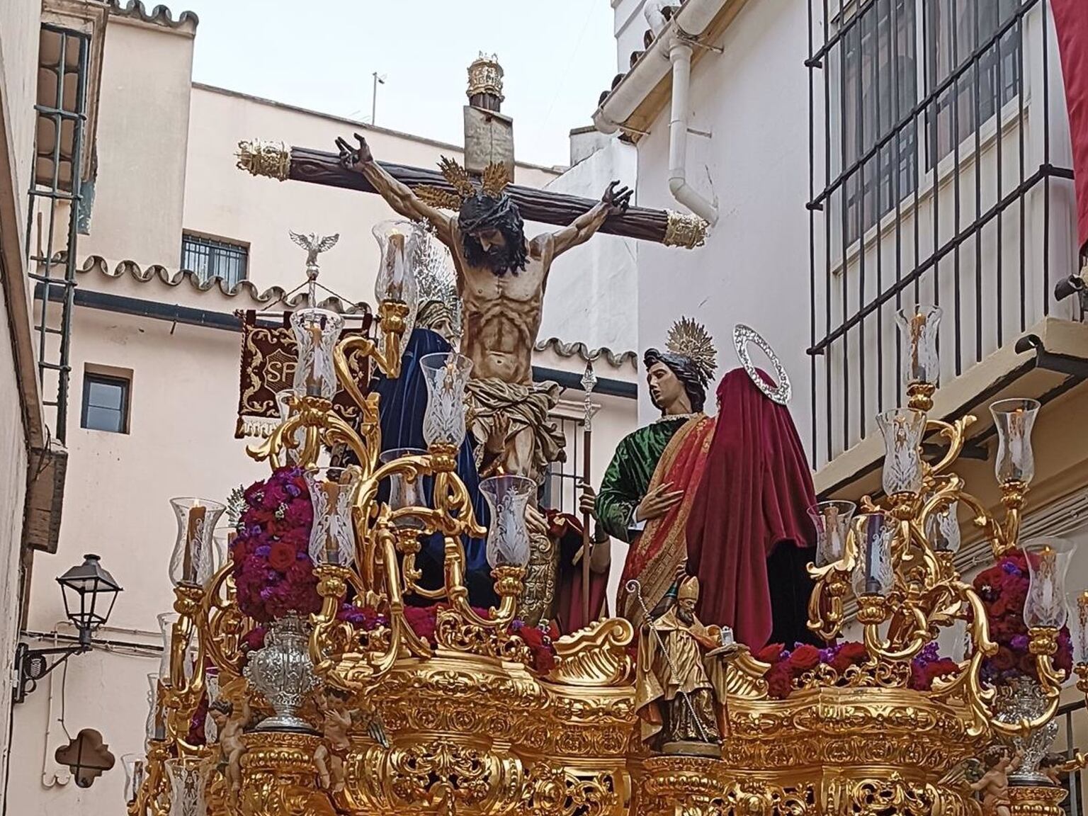 05/04/2023 Cádiz.-S.Santa.- Jerez recupera 40 años después las salidas procesionales del Sábado Santo con tres hermandades.

   JEREZ DE LA FRONTERA (CÁDIZ), 6 (EUROPA PRESS) 

   La Semana Santa en Jerez de la Frontera (Cádiz) vivirá este Sábado Santo, 8 de abril, un momento único en 40 años, con las salidas procesionales de tres hermandades, entre ellas el Santo Entierro, que hasta el año pasado hacía su estación de penitencia el Viernes Santo.

   De esta manera, la ciudad recupera de forma oficial un día más para su Semana Santa, tal y como recogía el obispo de la Diócesis de Asidonia-Jerez, José Rico Pavés, en un decreto por el que autorizaba a la celebración de salidas procesionales en este día, un evento que no ocurría desde la Semana Santa de 1983.

   En concreto, este Sábado Santo procesionan por la Carrera Oficial  la Hermandad Sacramental de Santiago, con su titular Cristo de las Almas, y que saldrá desde la Iglesia de Santiago; la Hermandad de La Piedad, con su paso del Santo Entierro y el paso de palio de la Virgen de La Piedad; y la Hermandad de la Sagrada Mortaja, desde el convento de Capuchinos.

   El decreto del obispo de Jerez, publicado en enero de este año, se produjo tras la petición por parte de las hermandades de Jerez de poder celebrar procesiones en la jornada del Sábado Santo, y donde estas tres hermandades han pasado a la nómina de ese día.

   Cabe señalar que La Mortaja salía el Sábado de Pasión, La Piedad (o Santo Entierro) lo hacía el Viernes Santo, y el Cristo de las Almas, una hermandad Sacramental había procesionado en el Vía Crucis Oficial de Hermandades de 2022.

POLITICA 
