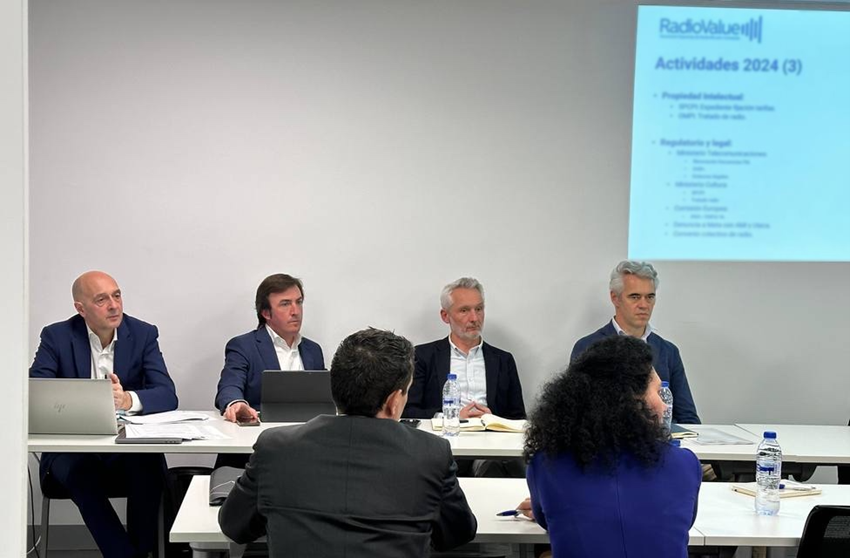 Julián Velasco secretario general de la AERC. Javier Visisers, presidente de la AERC y representante de ÁBSIDE MEDIA, Ramón Osorio, Vicepresidente de la AERC y representante de Atresmedia Radio, e Ignacio Soto, vicepresidente de la AERC y representante de PRISA Radio