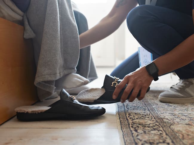 El servicio de ayuda a domicilio para personas dependientes ofrece, entre otras cosas, atención para el aseo personal, vestirse o levantarse de la cama.