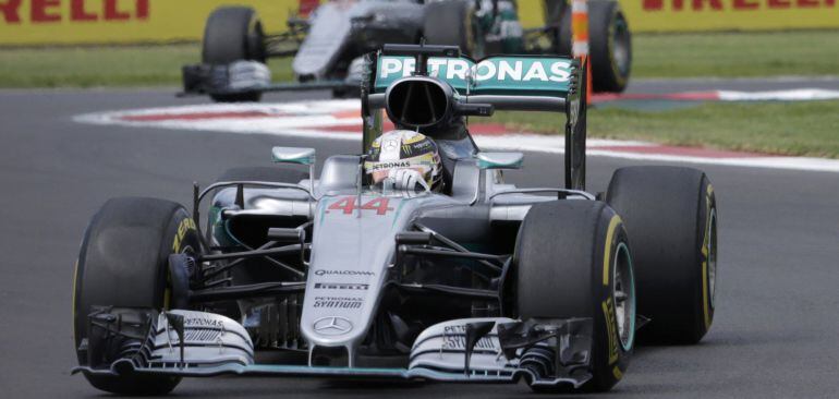 Hamilton conduciendo con su coche en el Autódromo Hermanos Rodríguez