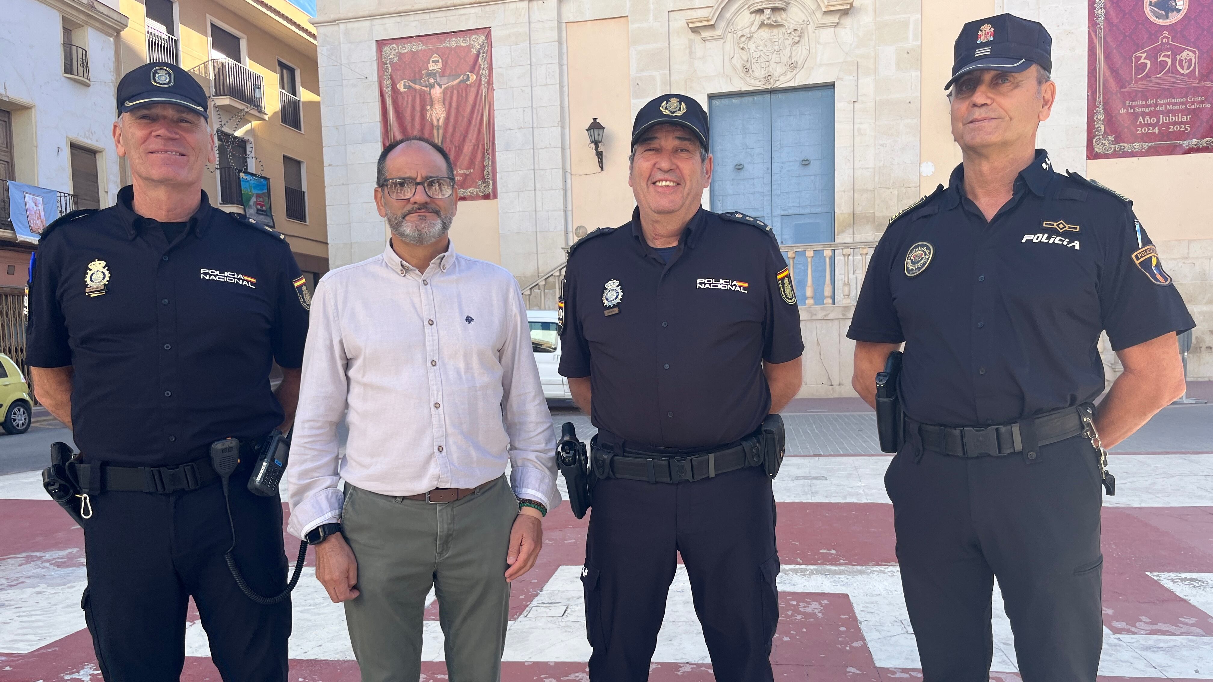 El edil de Seguridad Ciudadana de Petrer, Fernando Díaz, junto al comisario de la Policía Nacional Elda - Petrer, Bernardo Alonso, y otros miembros del cuerpo