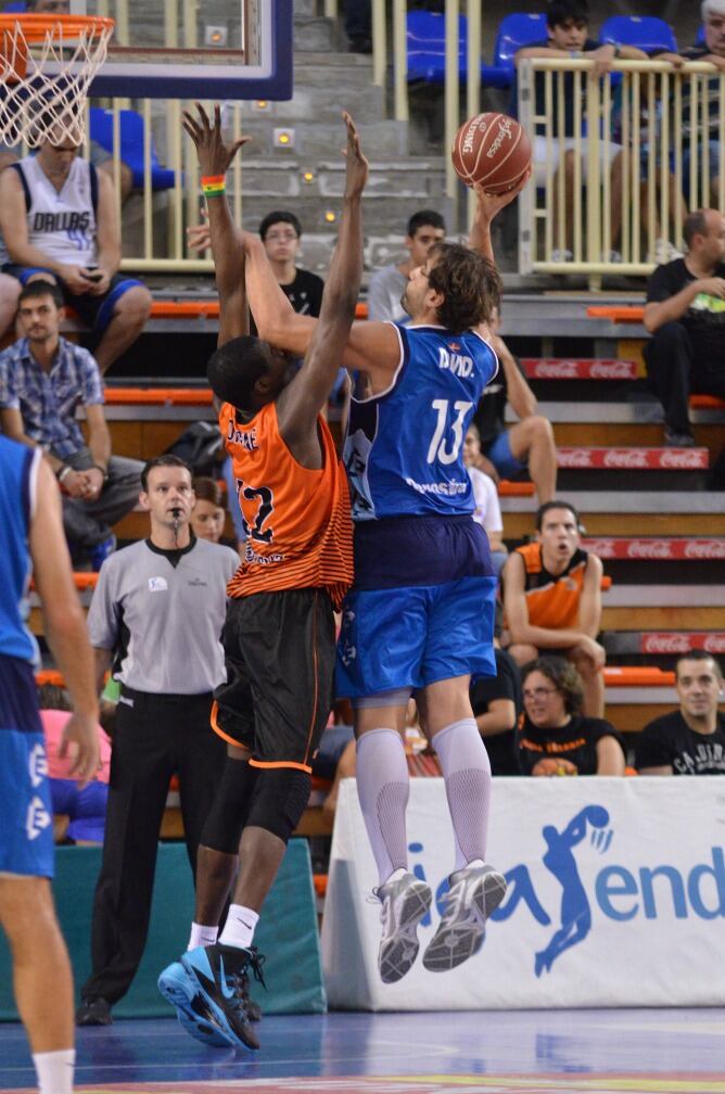 Doblas lanza a canasta ante la oposición de Diagné en Fuenlabrada