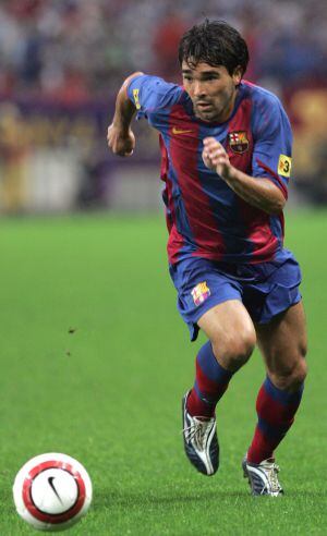 Deco durante un partido con el Barcelona.