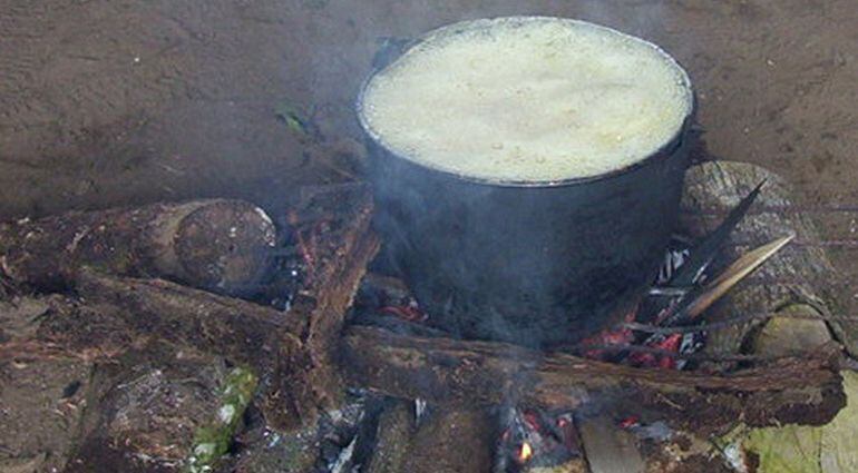 Preparació de la infusió d&#039;ayahuasca a la regió d&#039;Iquitos, al Perú 