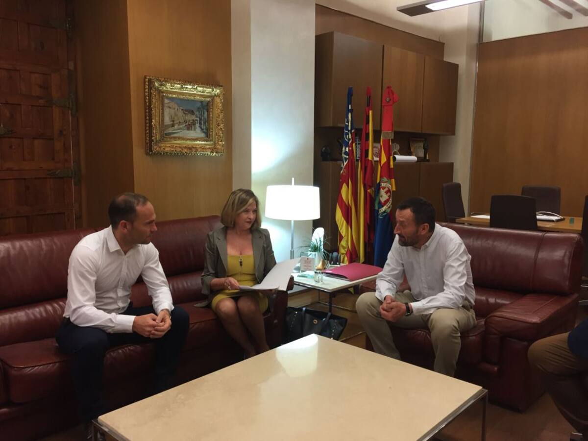 Nino, nombrado Caballero de la Real Orden la Dama de Elche