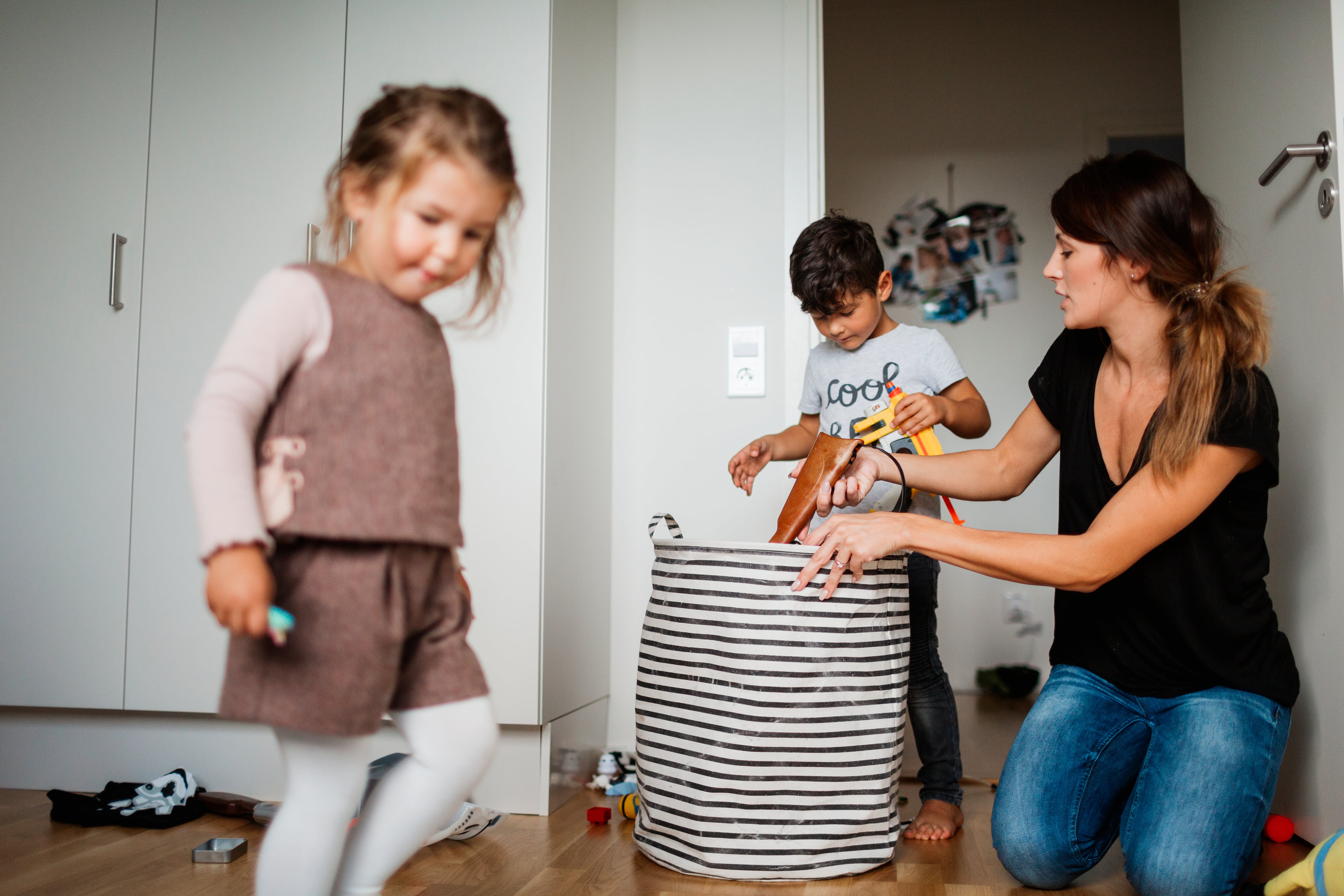 Una madre juega con sus hijos.