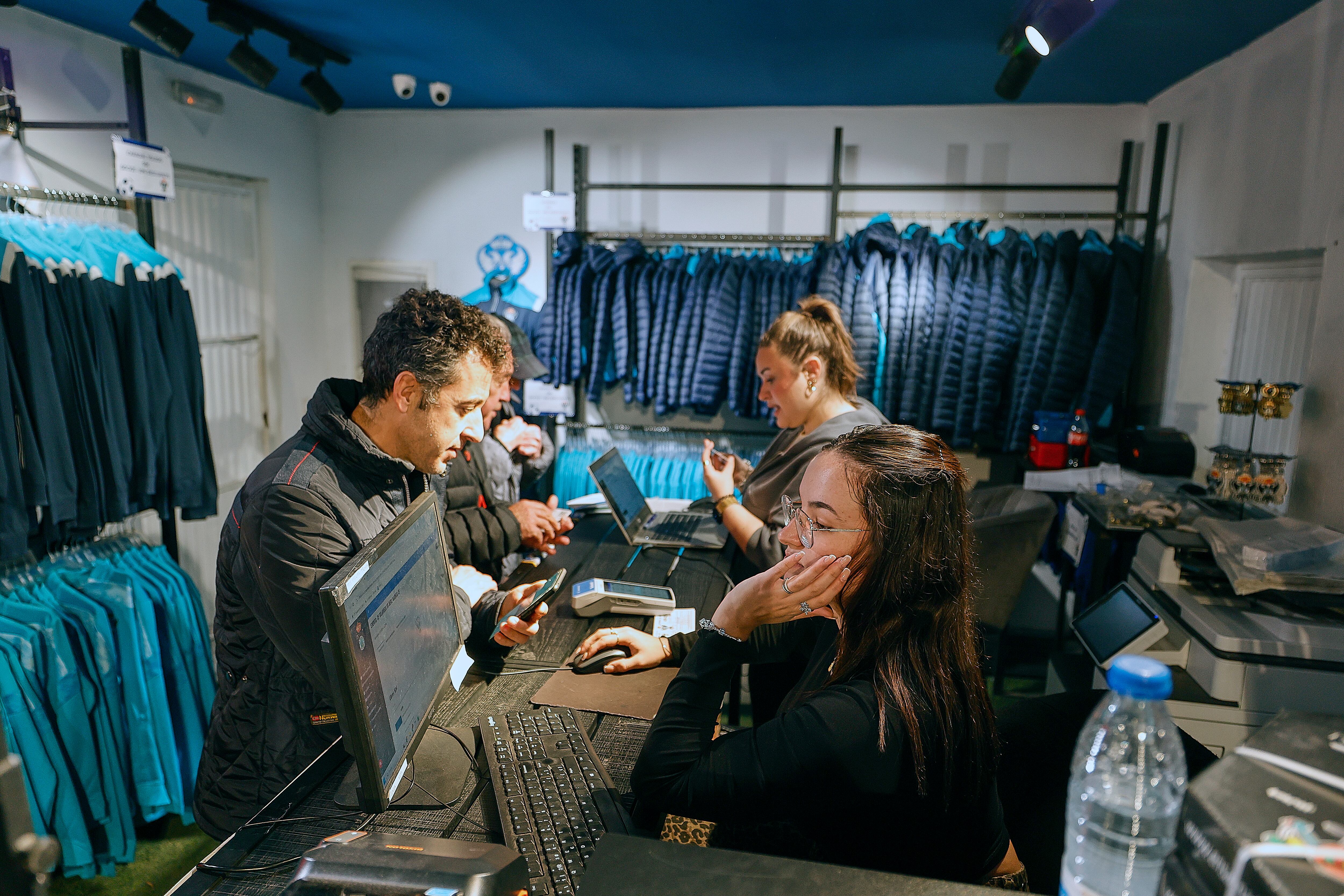 TALAVERA DE LA REINA (TOLEDO), 11/12/2025.- Uno de los abonados del CF Talavera adquiere localidades este jueves para el partido de Copa del Rey que disputarán el CF Talavera y el Real Madrid. EFE/Manu Reino