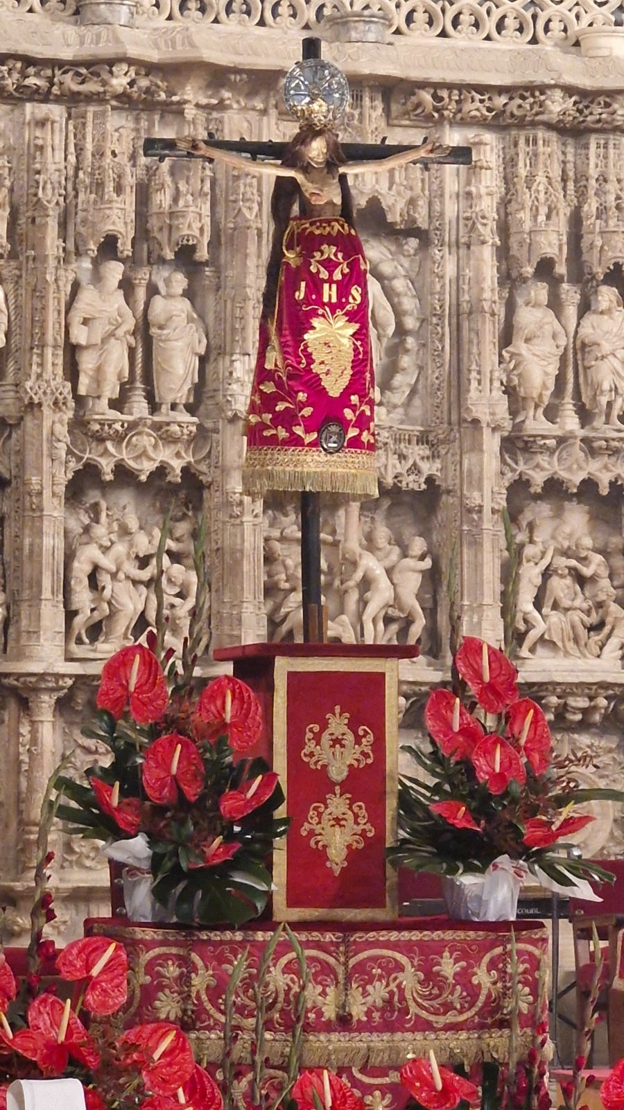 El Santo Cristo de los Milagros presidiendo el altar mayor de la Catedral de Huesca