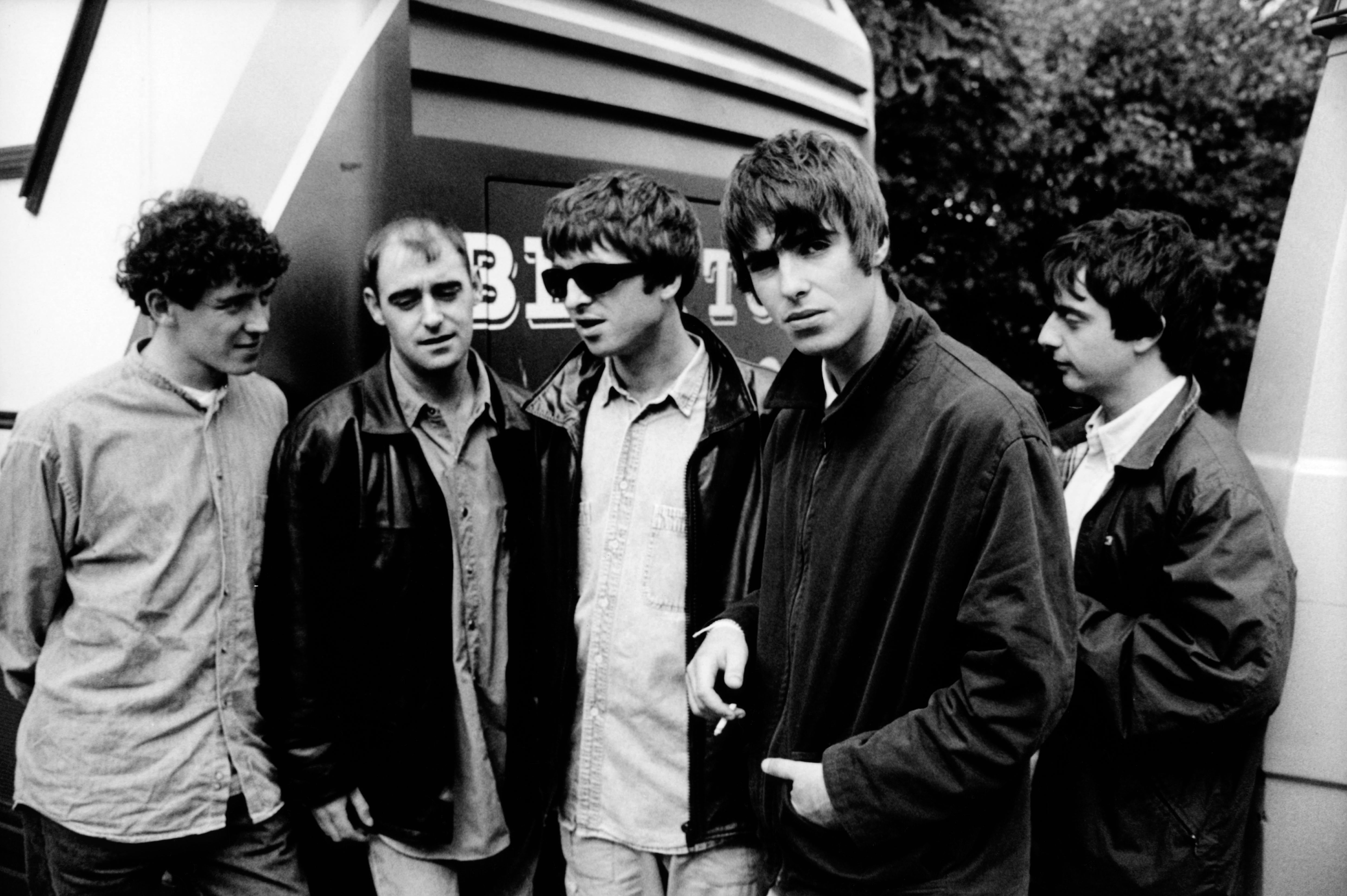 Tony McCarroll, Paul &#039;Bonehead&#039; Arthurs, Noel Gallagher, Liam Gallagher, Paul &#039;Guigsy&#039; McGuigan posan en Holanda en 1994