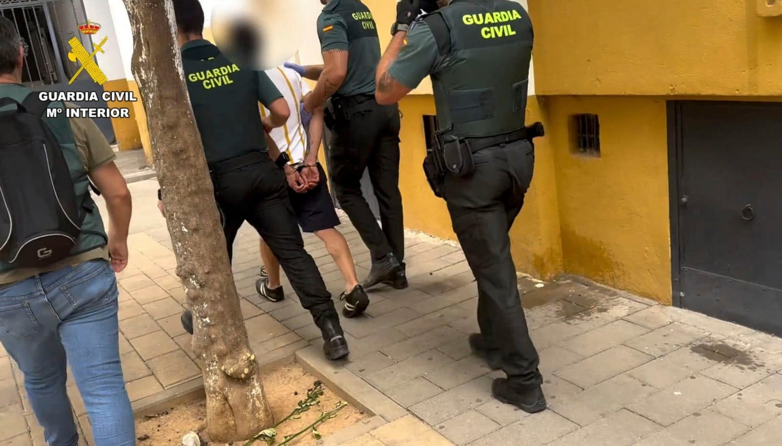 SEVILLA, 07/09/2025.- La Guardia Civil ha detenido a dos personas por su presunta implicación en el tiroteo registrado en la tarde de este sábado en un bar de la urbanización Los Nietos de Carmona (Sevilla) en el cual fallecieron dos personas y una tercera resultó herida de gravedad. EFE/ Guardia Civil SÓLO USO EDITORIAL / SÓLO DISPONIBLE PARA ILUSTRAR LA NOTICIA QUE ACOMPAÑA (CRÉDITO OBLIGATORIO)
