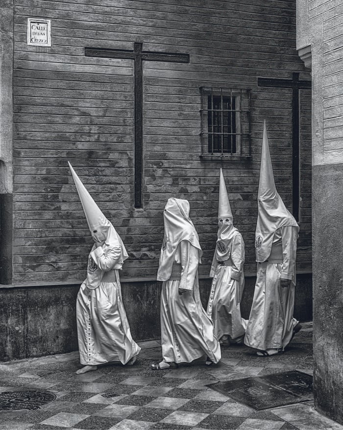 Nazarenos de la Candelaria transitan por la calle Cruces