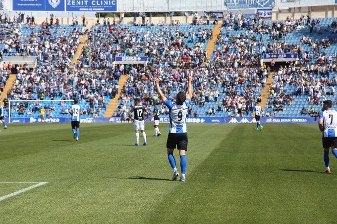 Agustín Coscia mira al cielo tras marcarle un gol a la Penya Deportiva en el Rico Pérez