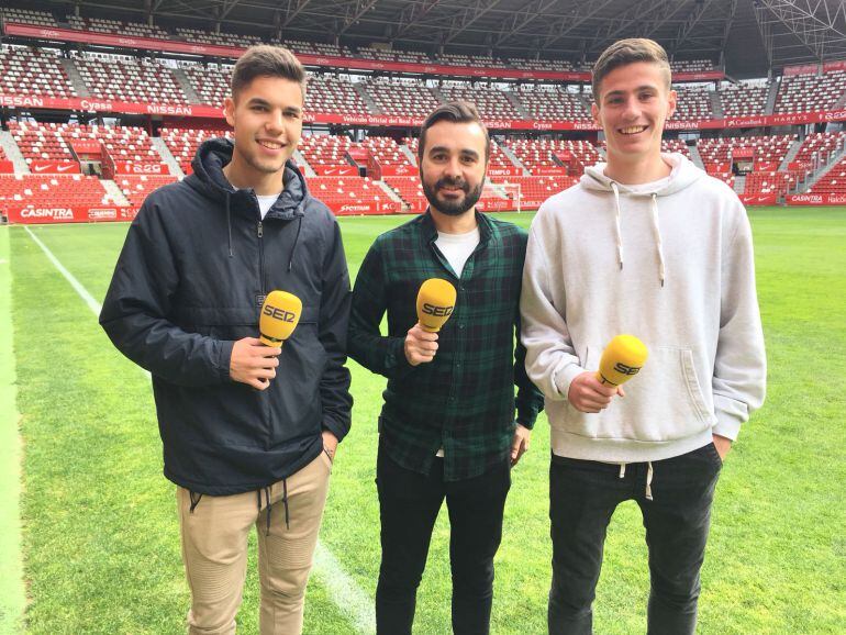 Dani Sandoval (izquierda) y Miguel Prado (derecha) con David González.