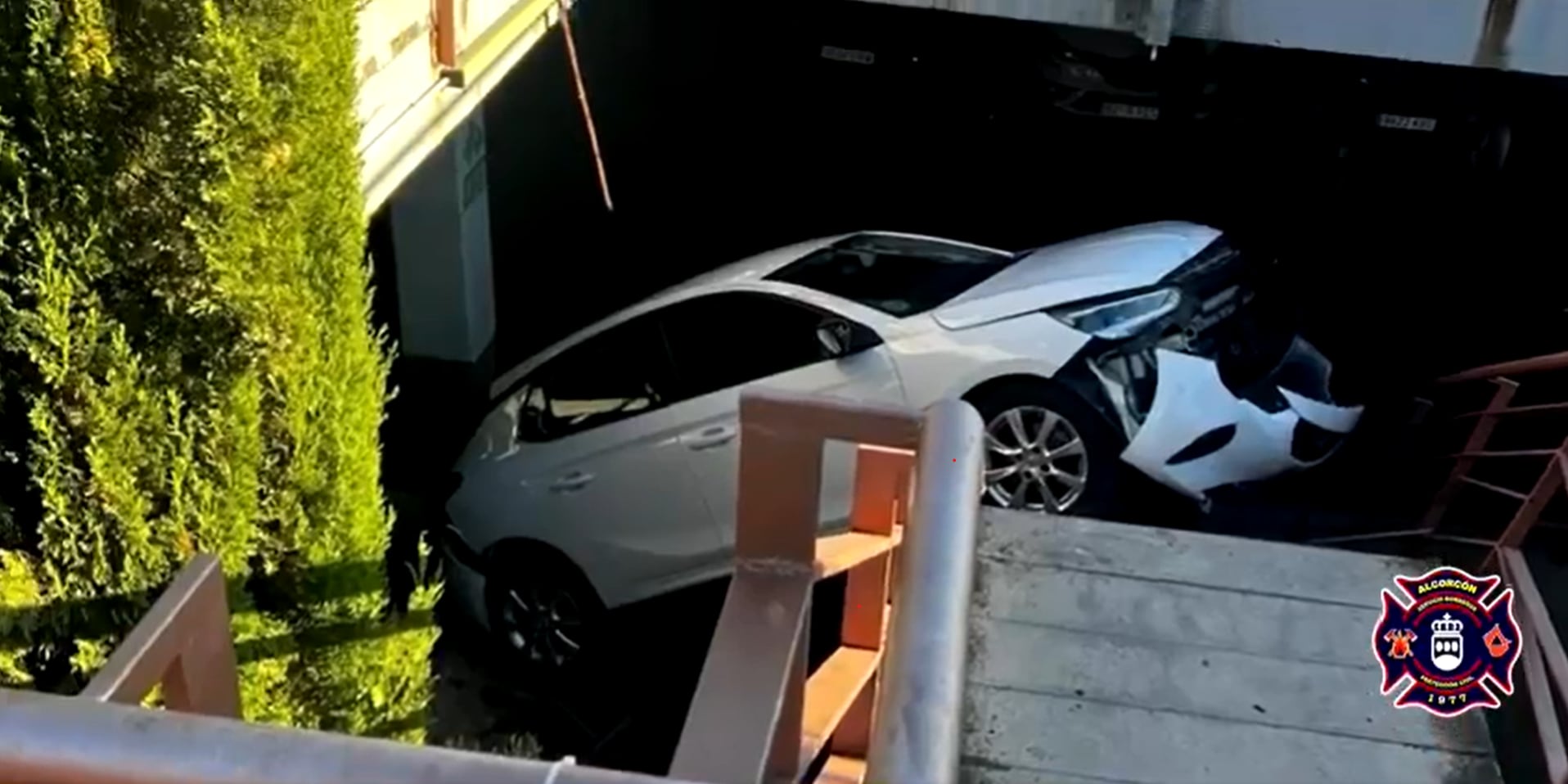 El coche ha quedado encajado en el hueco de la escalera en el X-Madrid.