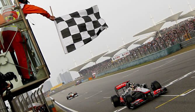 El piloto británico de Fórmula Uno Lewis Hamilton, de la escudería McLaren Mercedes, cruza la meta en primera posición durante el Gran Premio de China de Fórmula Uno, en Shanghái (China)