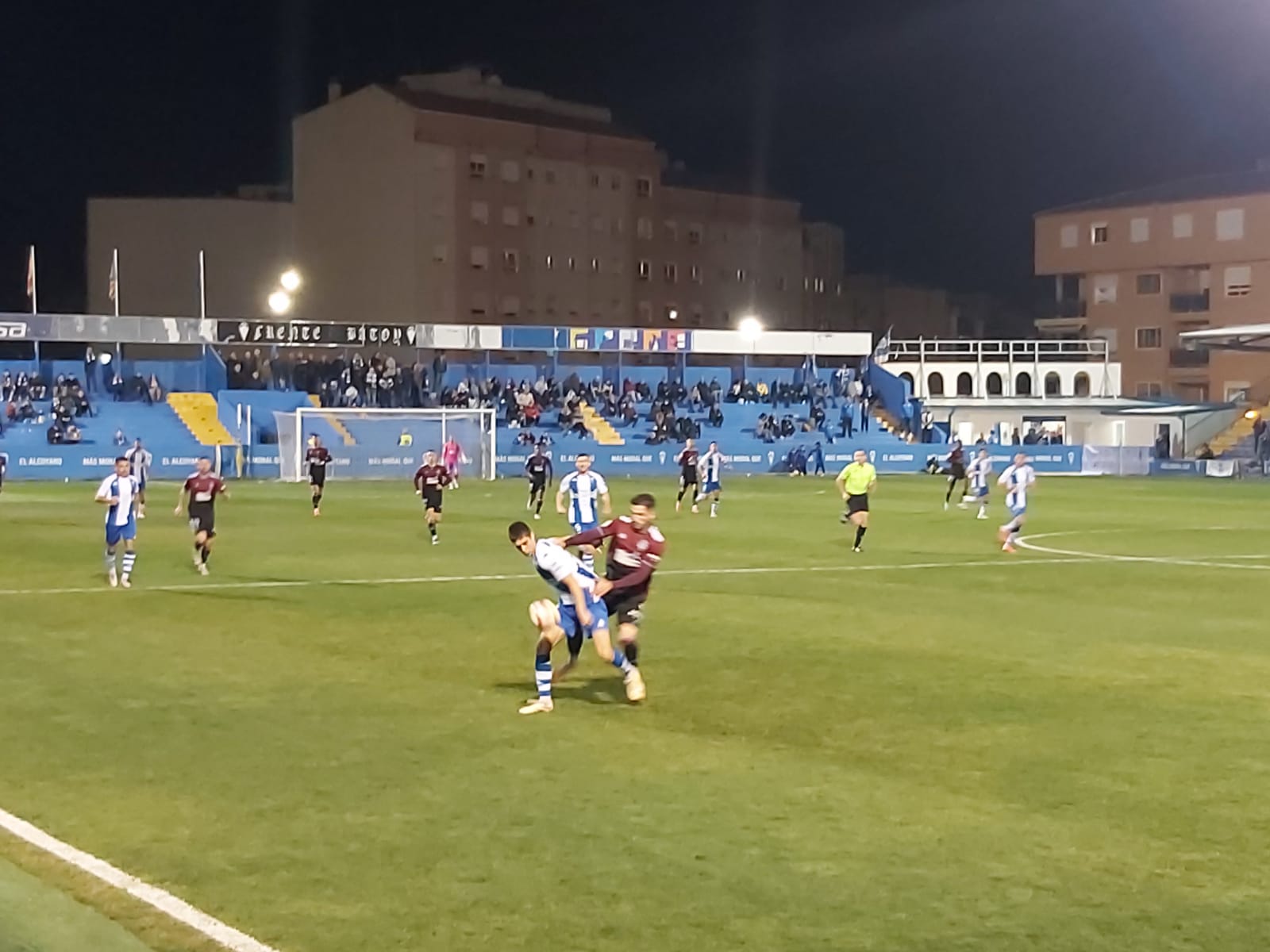 Instante del partido entre el CD Alcoyano y el Recreativo de Huelva, con Farru luchando un balón ante un rival en El Collao