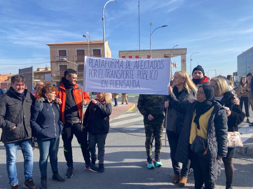 Vecinos de Fuensalida este domingo en la concentración convocada por la Plataforma de Afectados por el Transporte Público de Fuensalida