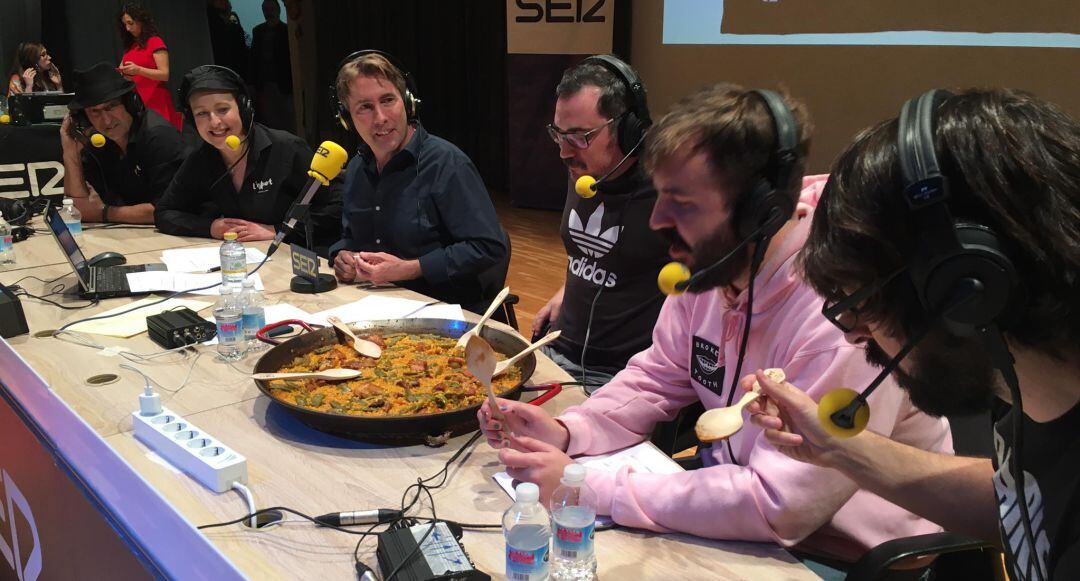 Javier del Pino, Pedro Aznar, Antonio Castelo y Quique Peinado comiendo paella en la Cámara de Comercio de Castellón