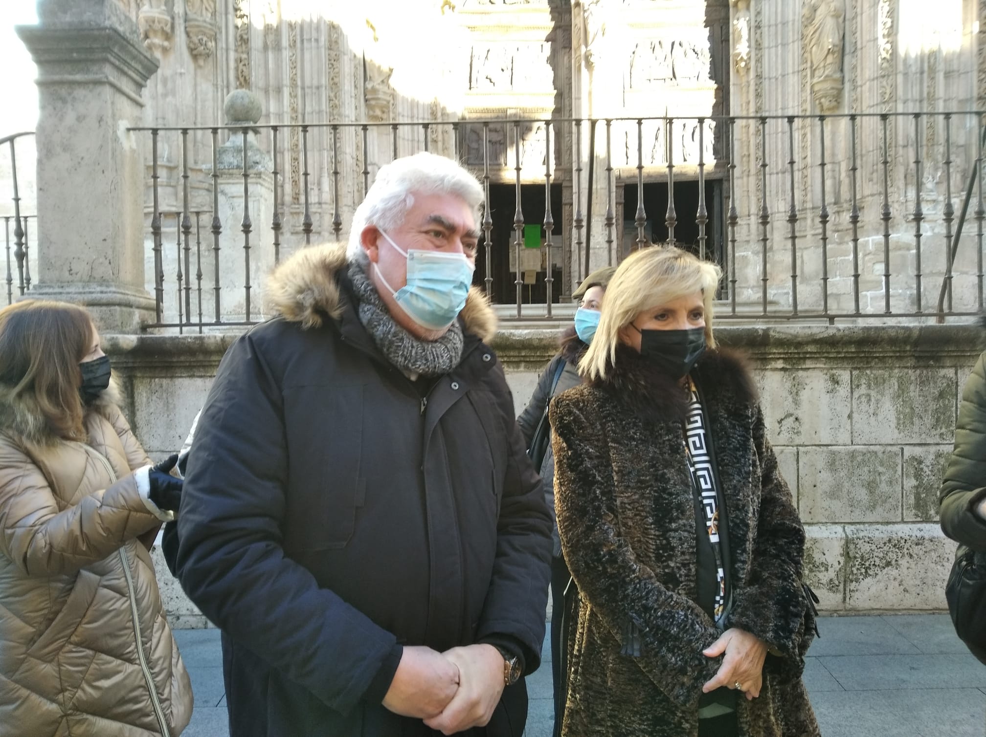 Verónica Casado con el candidato por Burgos de Ciudadanos, José Ignacio Delgado, ante el atrio de Santa María