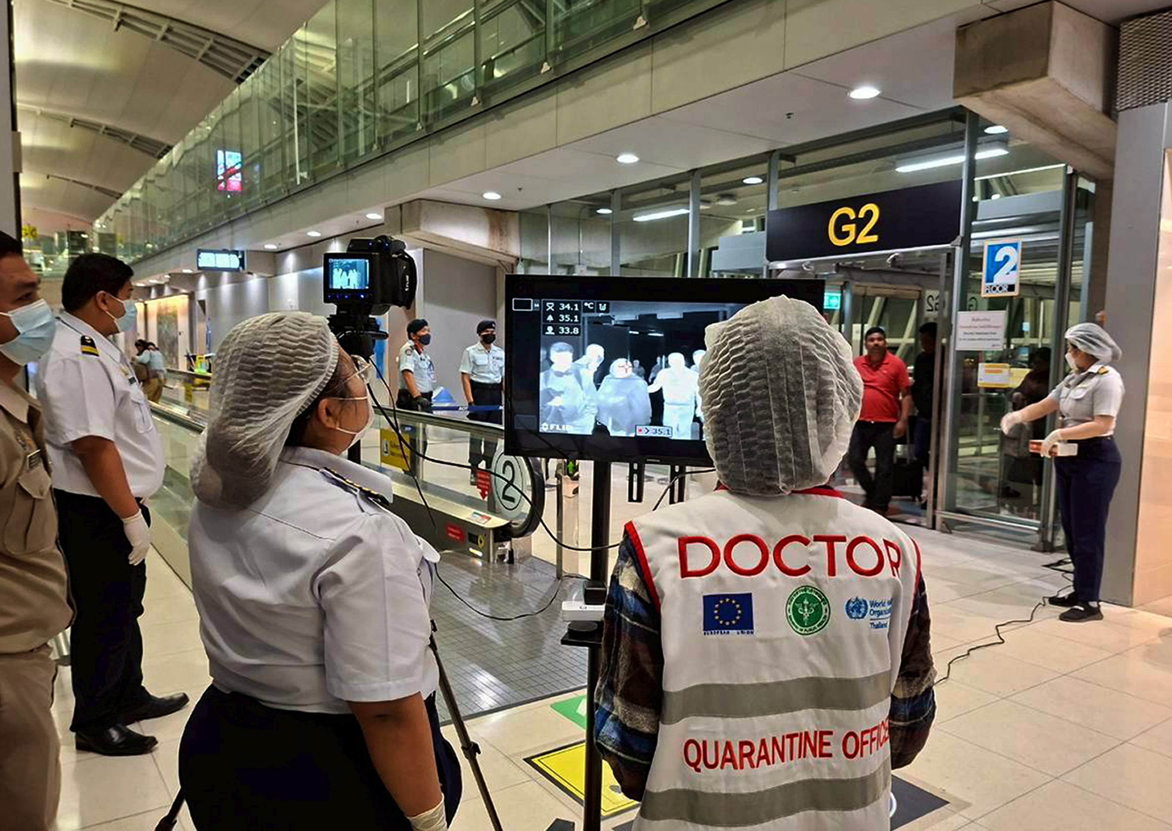 Una foto difundida por el Aeropuerto de Suvarnabhumi muestra a funcionarios de salud tailandeses con mascarillas monitoreando a los pasajeros de vuelos internacionales que llegan al Aeropuerto de Suvarnabhumi