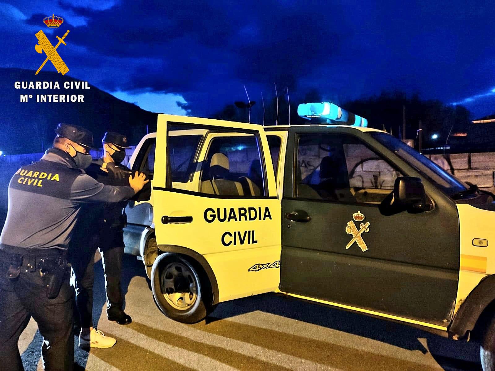 Hay cuatro detenidos y la  Guardia Civil busca a una quinta persona que también estaría implicada