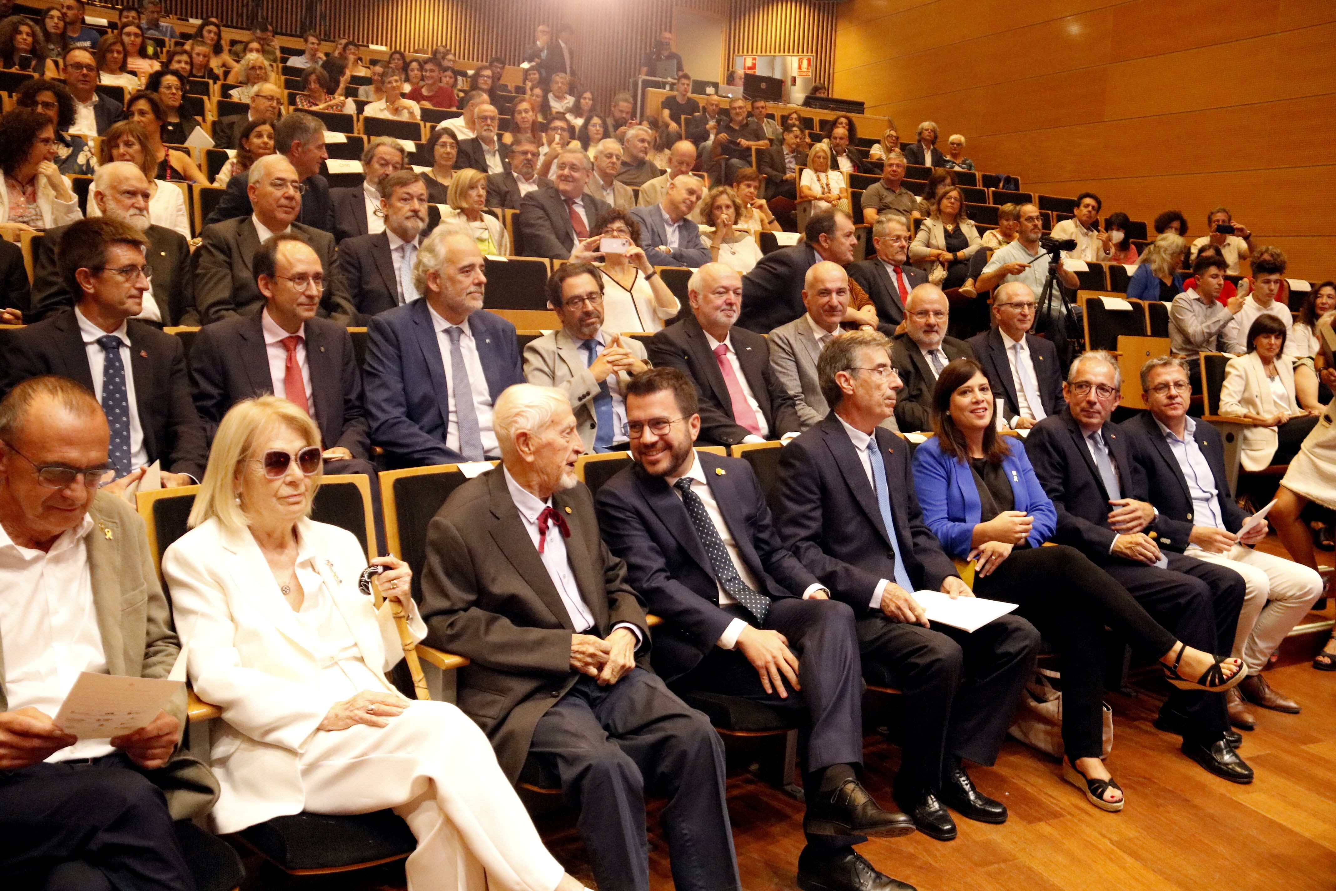 Vallverdú i Aragonès i altres autoritats durant l'acte inaugural del curs del sistema universitari català, que s'ha fet al Campus de Cappont de la UdL. Foto: ACN.