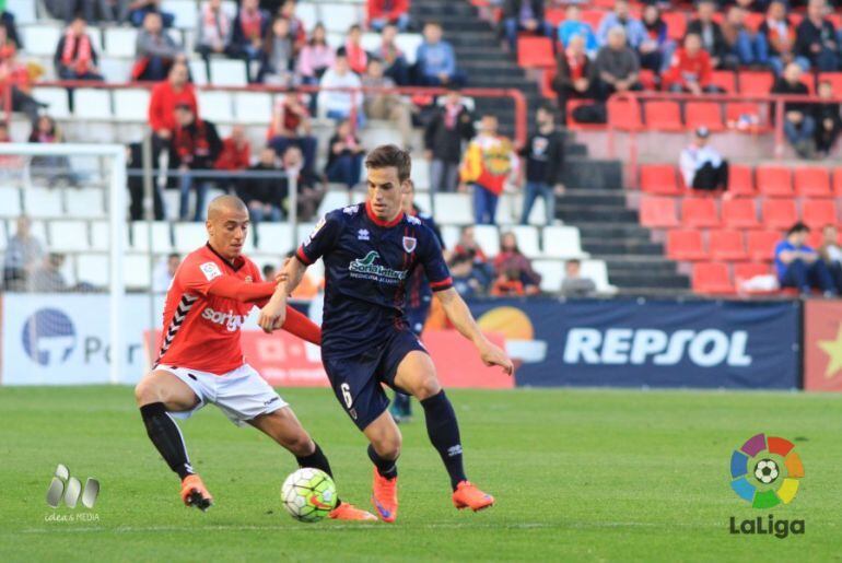 Tejera e Íñigo Pérez pugnan por el balón en el duelo de la pasada temporada.