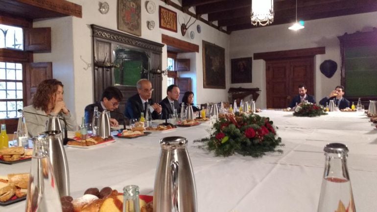 El cap de Govern, al centre, envoltant dels ministres en el tradicional esmorzar de Nadal amb la premsa, enguany a la casa-museu d&#039;Areny Plandolit a Ordino.