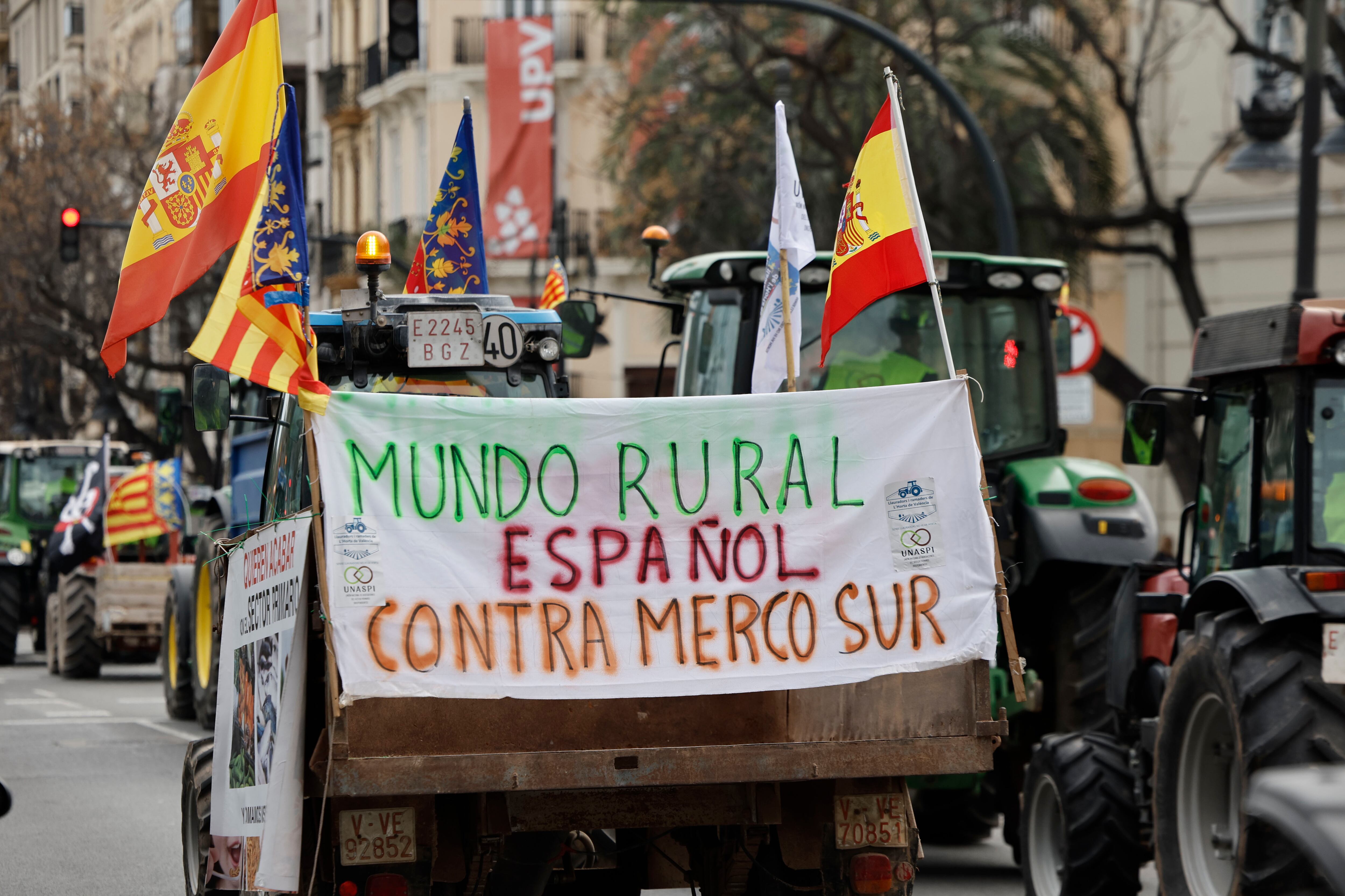 Una tractorada contra el acuerdo comercial UEMercosur, promovida por asociaciones de agricultores independientes valencianas adscritas a Unaspi (Unión Nacional de Asociaciones del Sector Primario Independientes), ha colapsado este lunes el tráfico en el centro de la ciudad de València