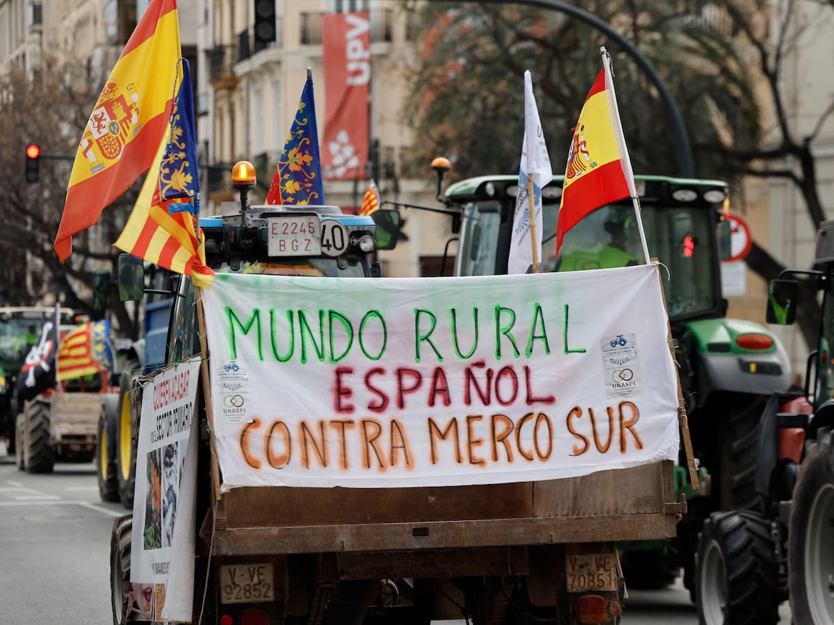 Una tractorada contra el acuerdo con el Mercosur colapsa el tráfico en València
