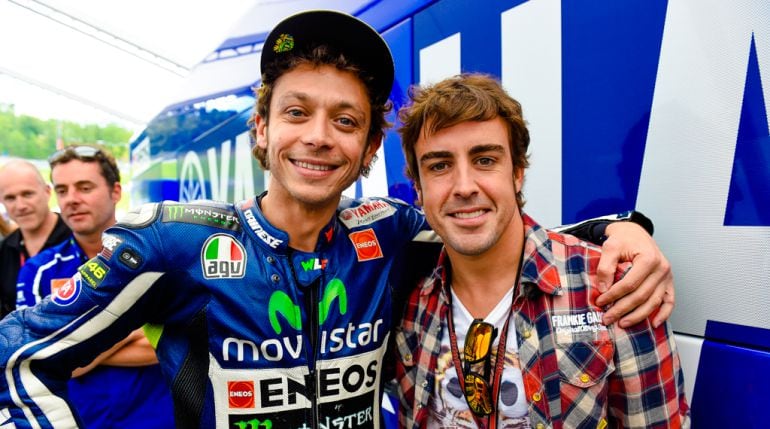 Valentino Rossi y Fernando Alonso durante un Gran Premio de MotoGP