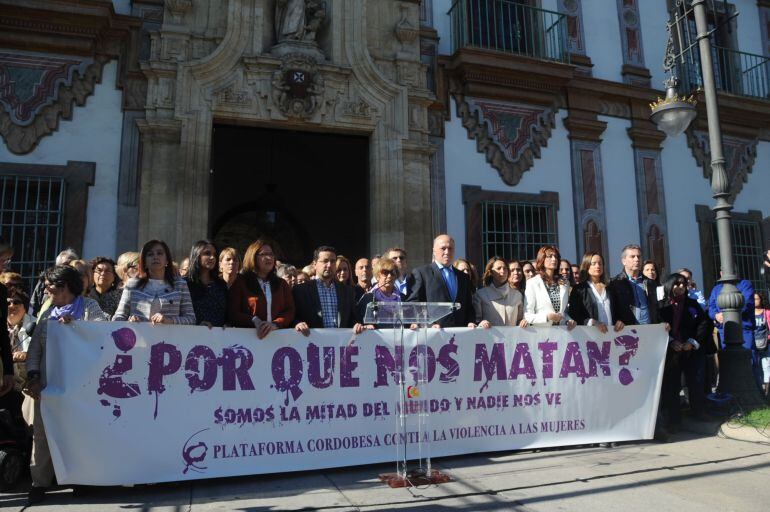 Concentración contra la violencia de género en la Diputación de Córdoba tras el crimen de Baena. 