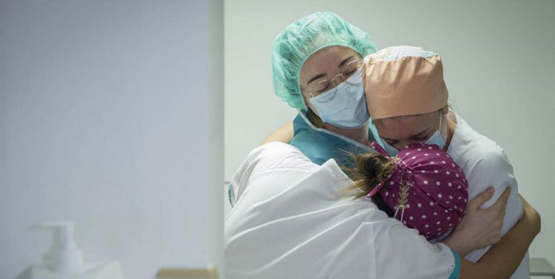 Tres enfermeras se abrazan