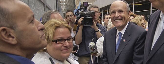 Tania Head, la falsa superviviente de los ataques terroristas del 11S, junto al alcalde de Nueva York Rudolph Giuliani