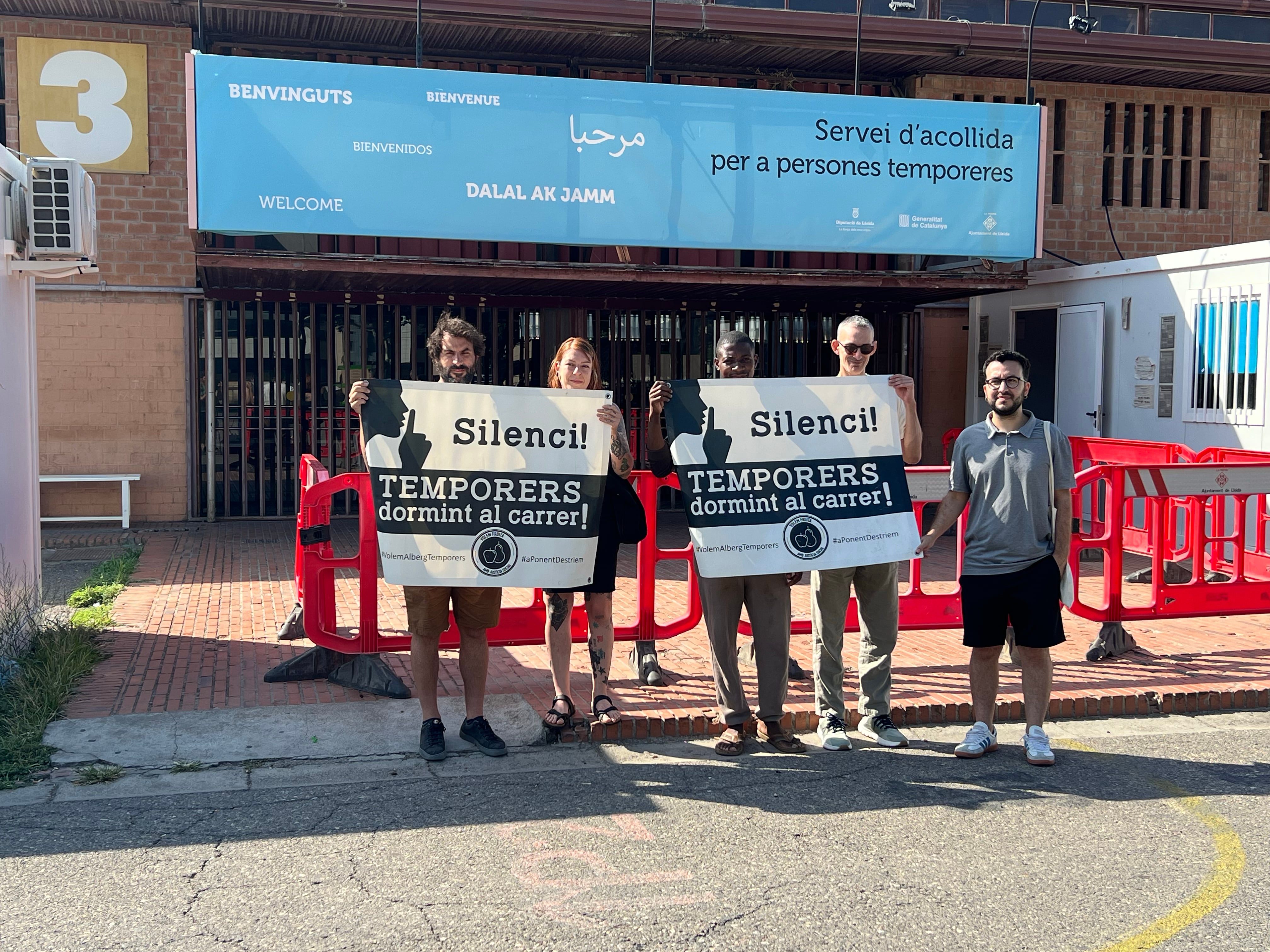 Membres de la plataforma Fruita amb Justícia Social davant del pavelló 3 de Fira de Lleida.