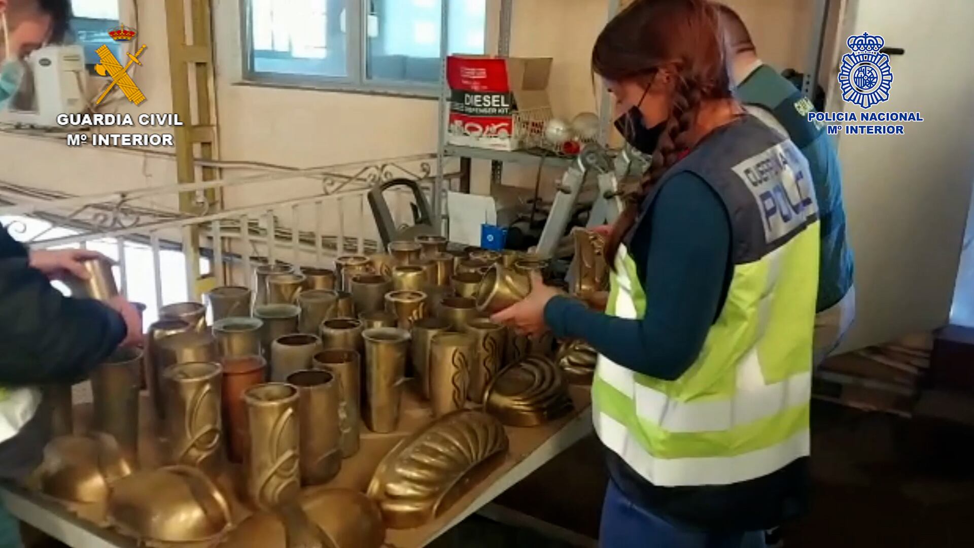 Guardia Civil y Policía Nacional con los ornamentos recuperados