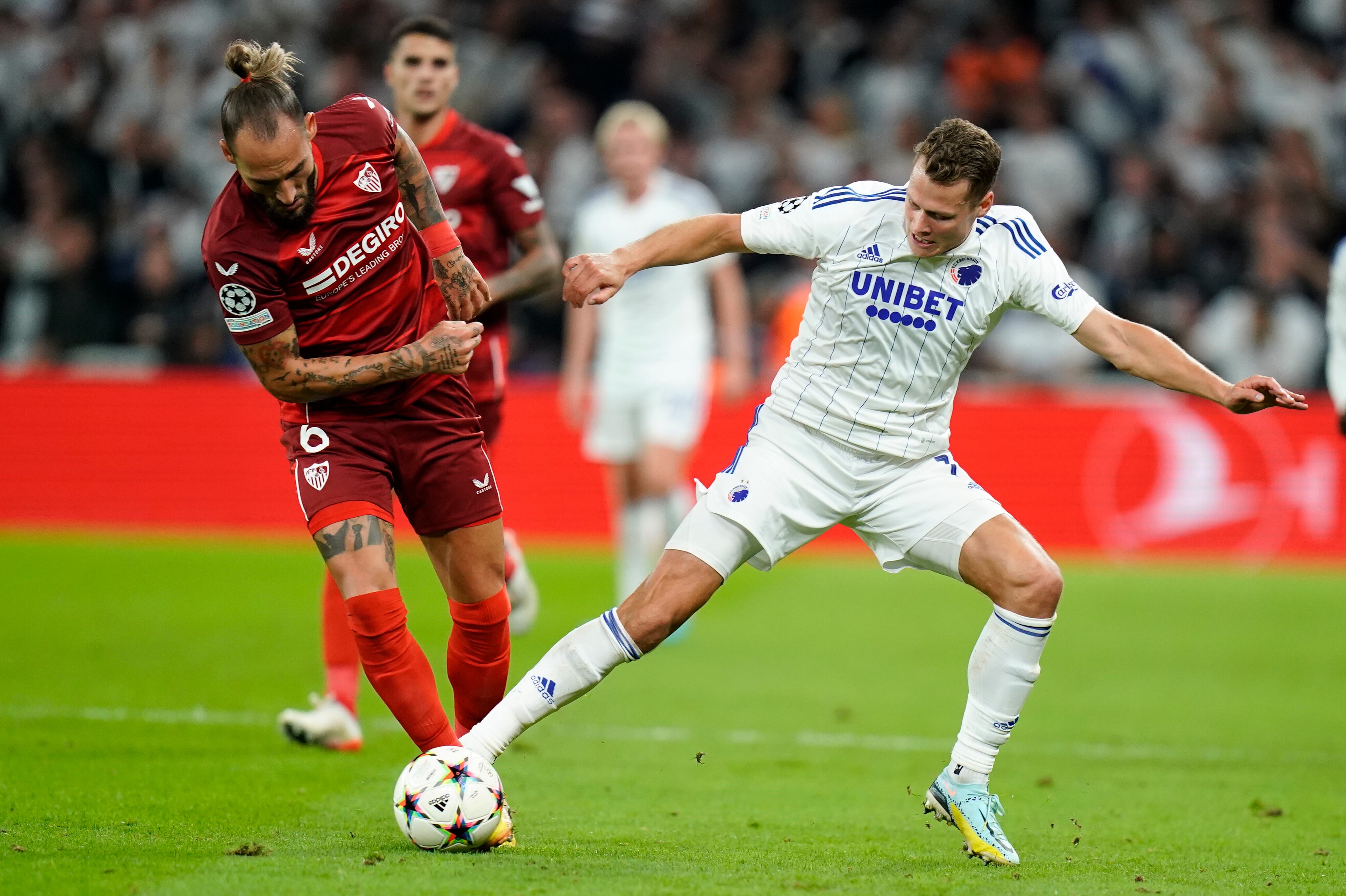 Copenhagen (Denmark), 14/09/2022.- Sevilla FC's Nemanja Gudelj, left, and FC Copenhagens Viktor Claesson, right, in action during the UEFA Champions League group G match between FC Copenhagen and Sevilla FC at Parken stadium in Copenhagen, Denmark, 14 September 2022. (Liga de Campeones, Dinamarca, Copenhague) EFE/EPA/Liselotte Sabroe DENMARK OUT