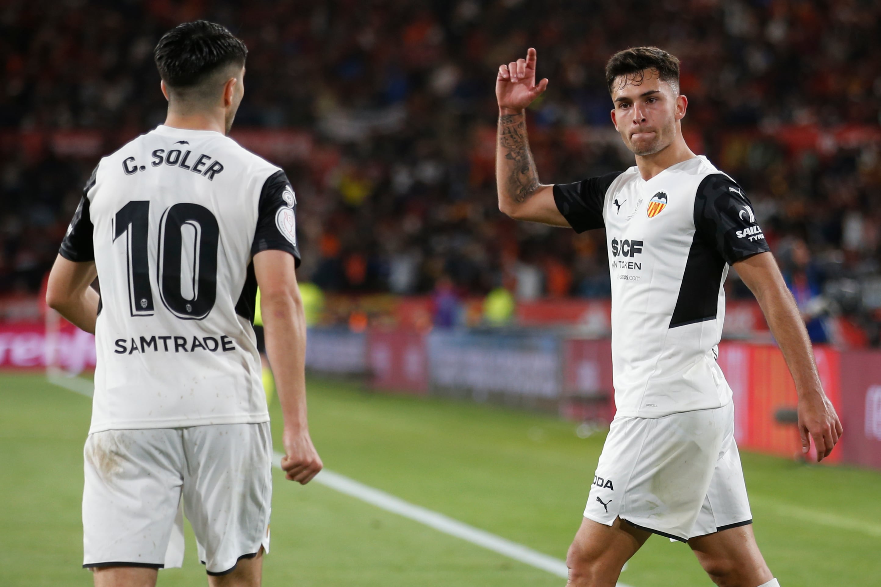 El delantero del Valencia C.F. Hugo Duro celebra con su compañeros Carlos Soler en el estadio de La Cartuja de Sevilla. EFE/José Manuel Vidal