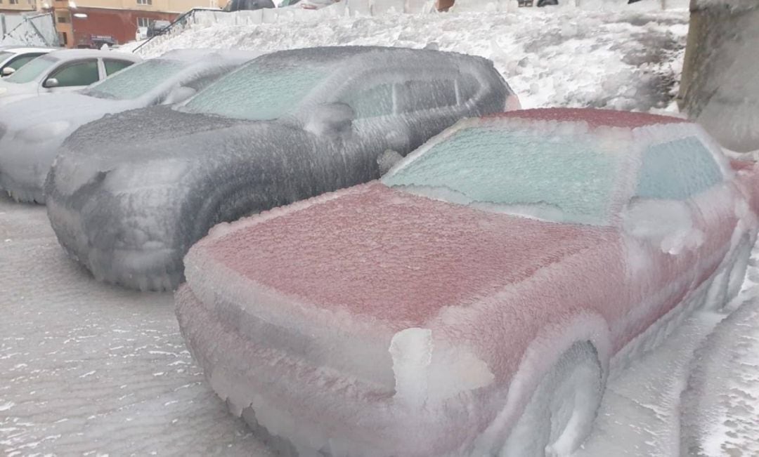 El fenómeno meteorológico &#039;lluvia Engelante&#039; deja imágenes de coches congelados en Rusia.