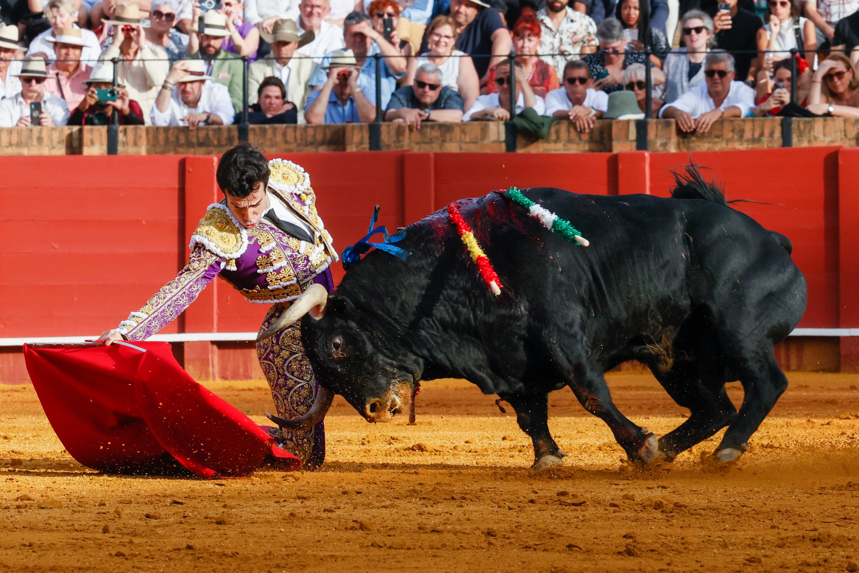 SEVILLA, 17/04/2024.- El diestro Tomás Rufo lidia el primero de la tarde este miércoles, durante el festejo de la Feria de Abril celebrado en La Real Maestranza de Sevilla, con toros de Jandilla. EFE/ José Manuel Vidal
